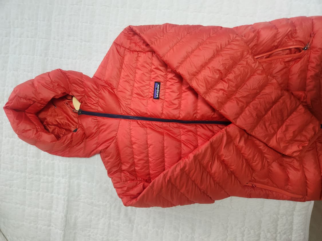 파타고니아 다운스웨터 후디  핫 엠버 색상 M 사이즈 상품이미지2