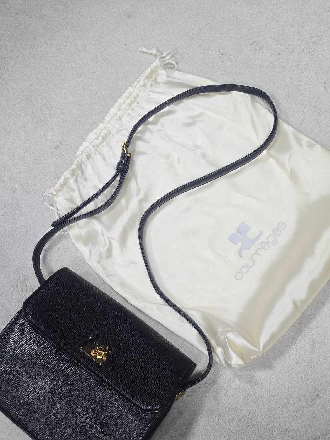 꾸레쥬 블랙 레더 금장 숄더백  상품이미지2