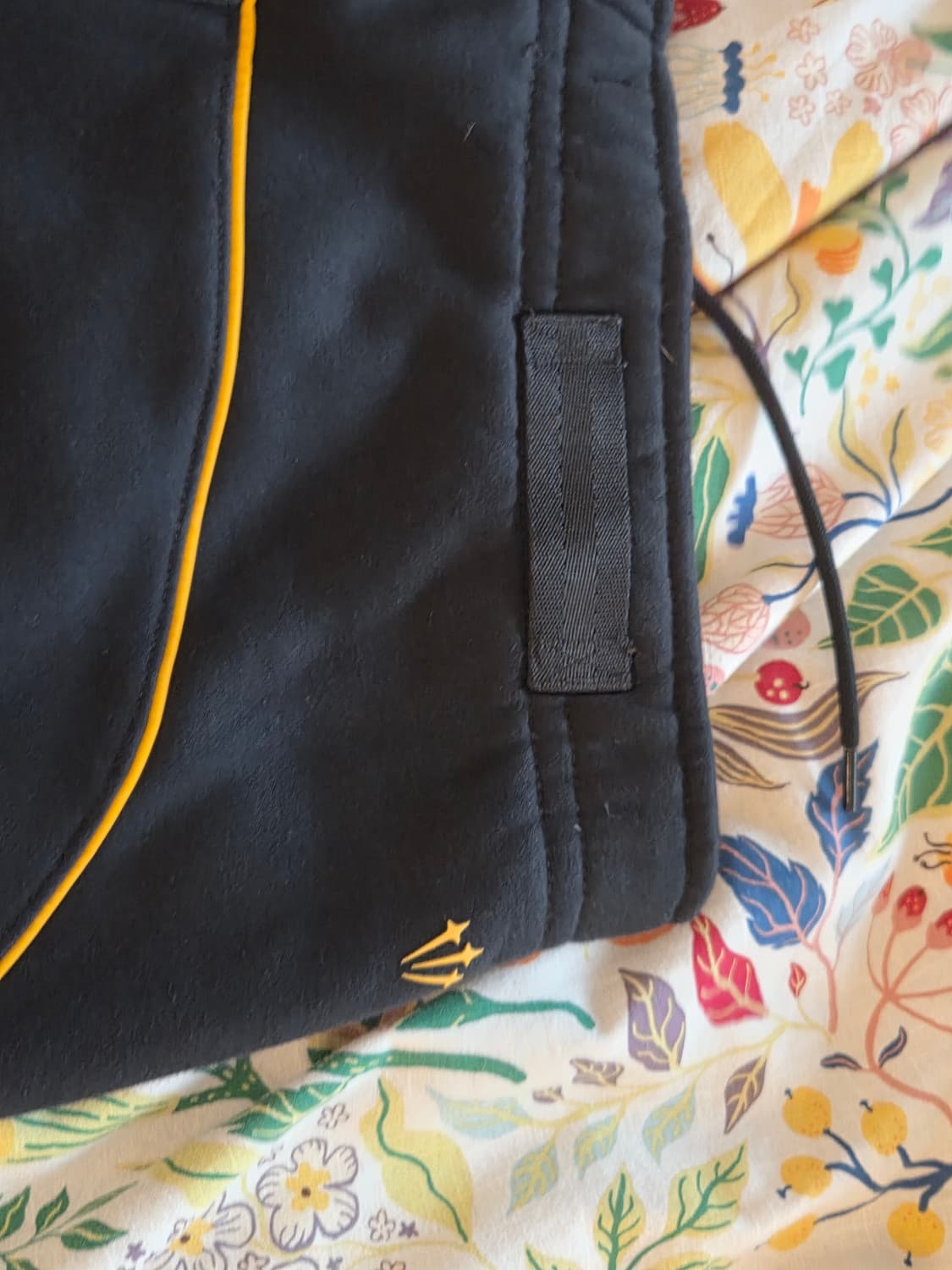 신품급_나이키 NOCTA 트랙 팬츠 블랙/옐로우 L사이즈 기모버전 상품이미지3