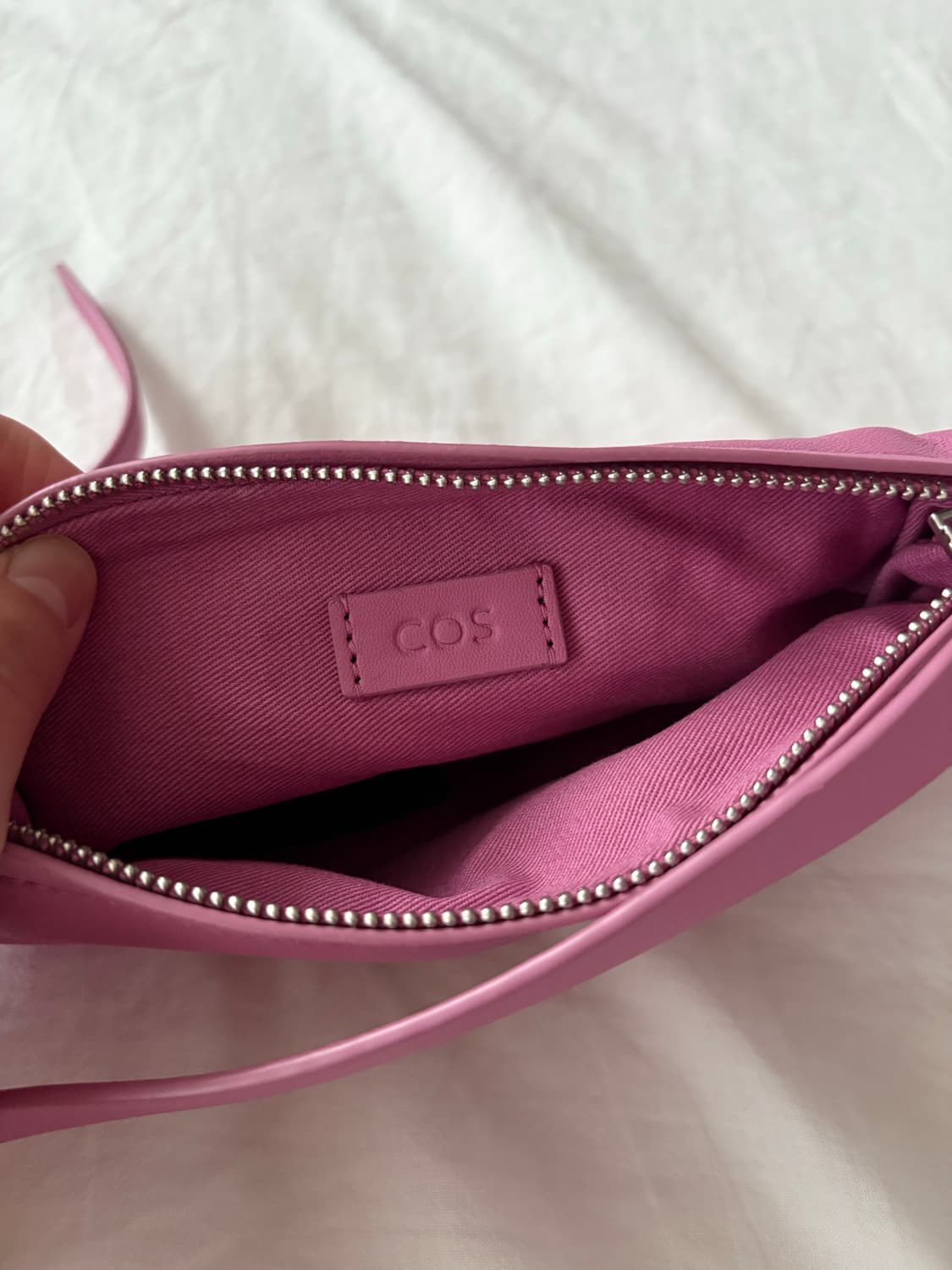 코스 개더드 레더 숄더백 핑크 상품이미지5