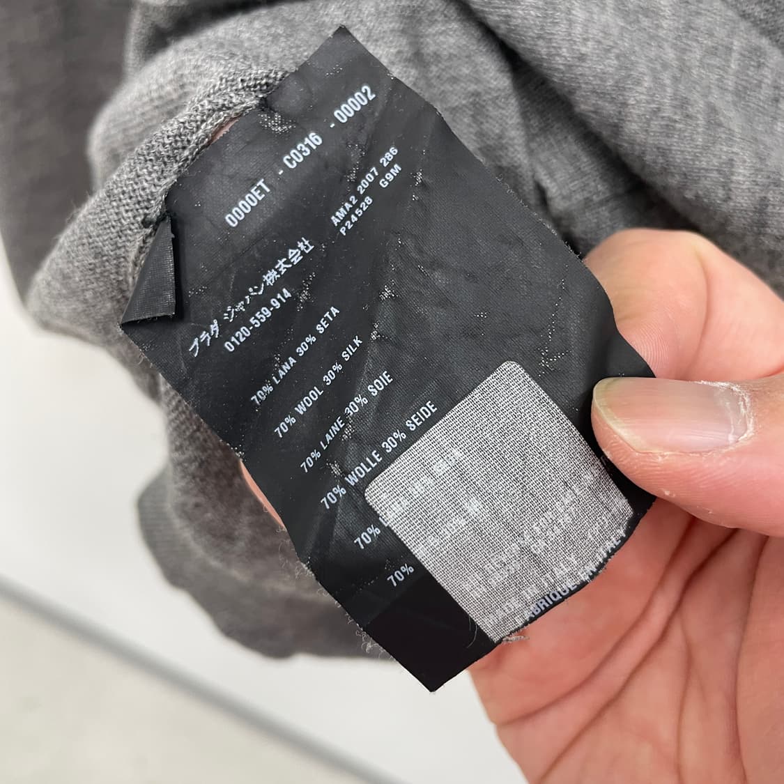 프라다 V넥 긴팔 니트 그레이 상품이미지4