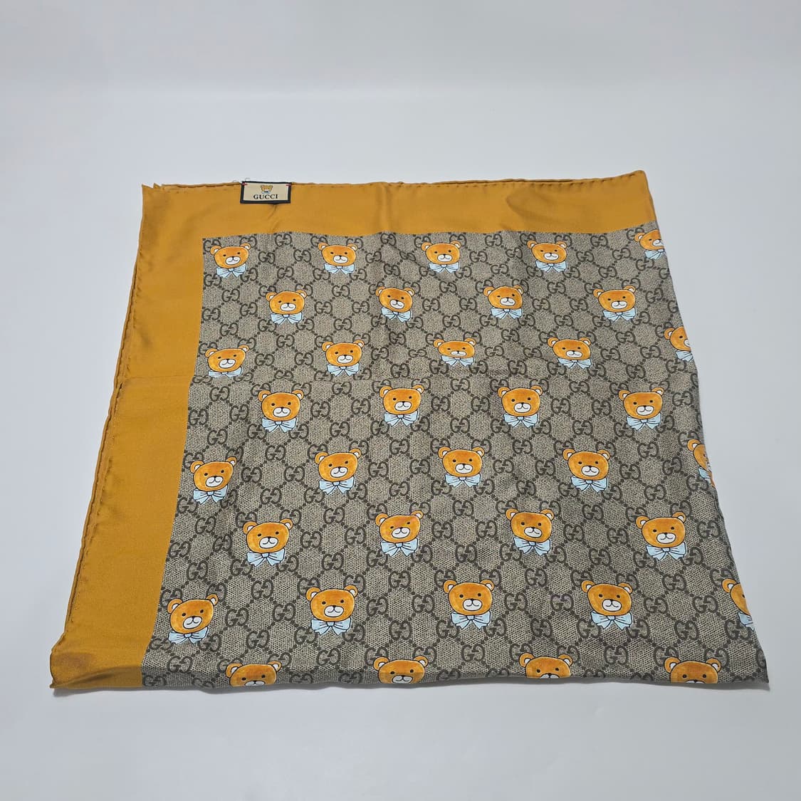 구찌 GG 수프림 엑소 카이 콜라보 테디베어 리미티드 에디션 실크 스카프 상품이미지5