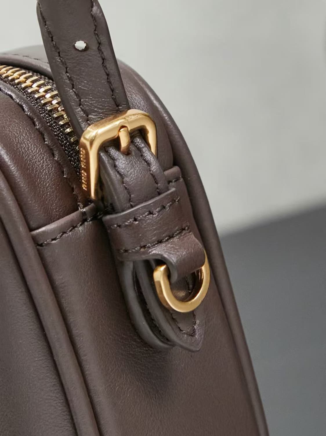 미우 미우 레더 파우치 브라운 상품이미지5