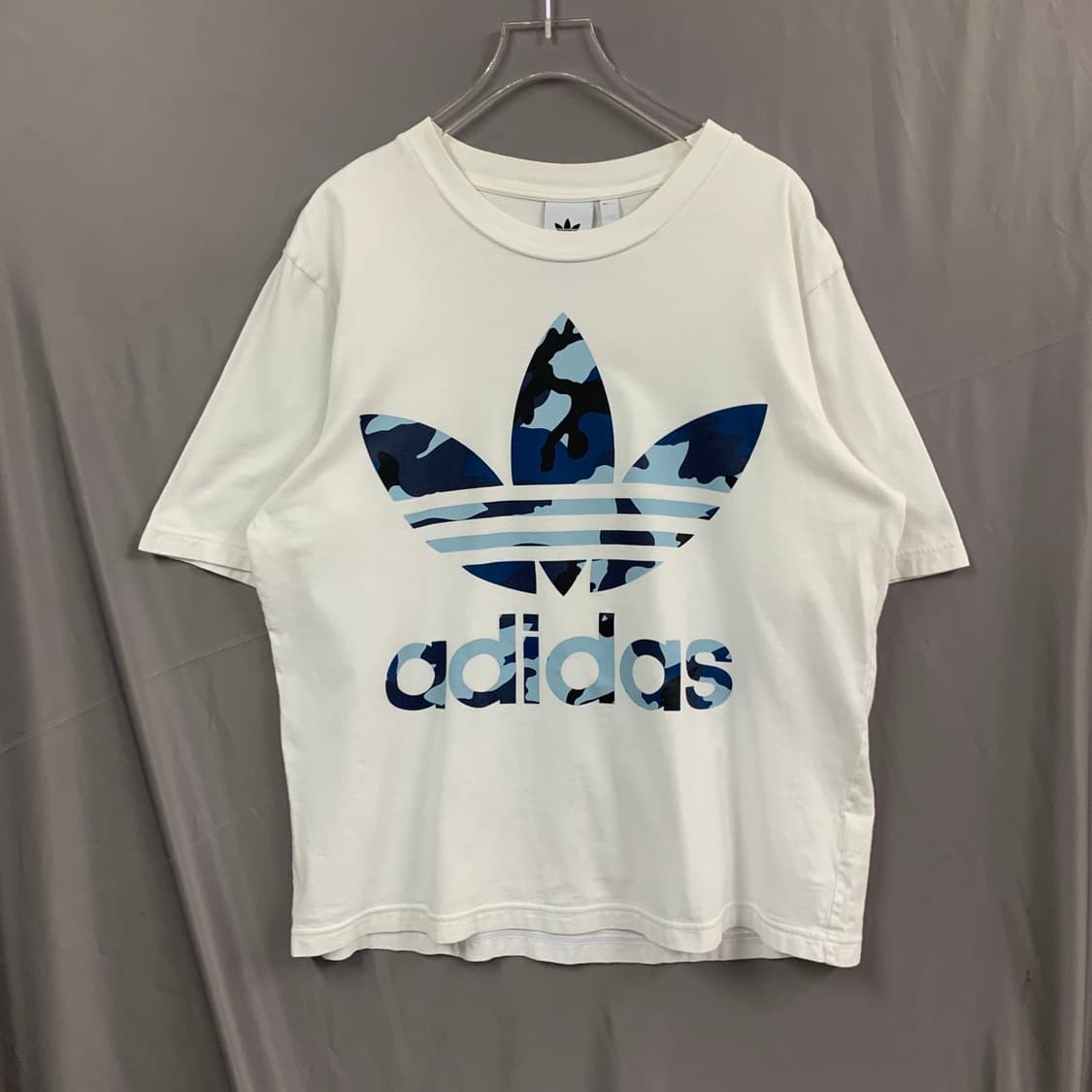 L 아디다스 오리지널 카모 불꽃 프린팅 반팔티 상품이미지2