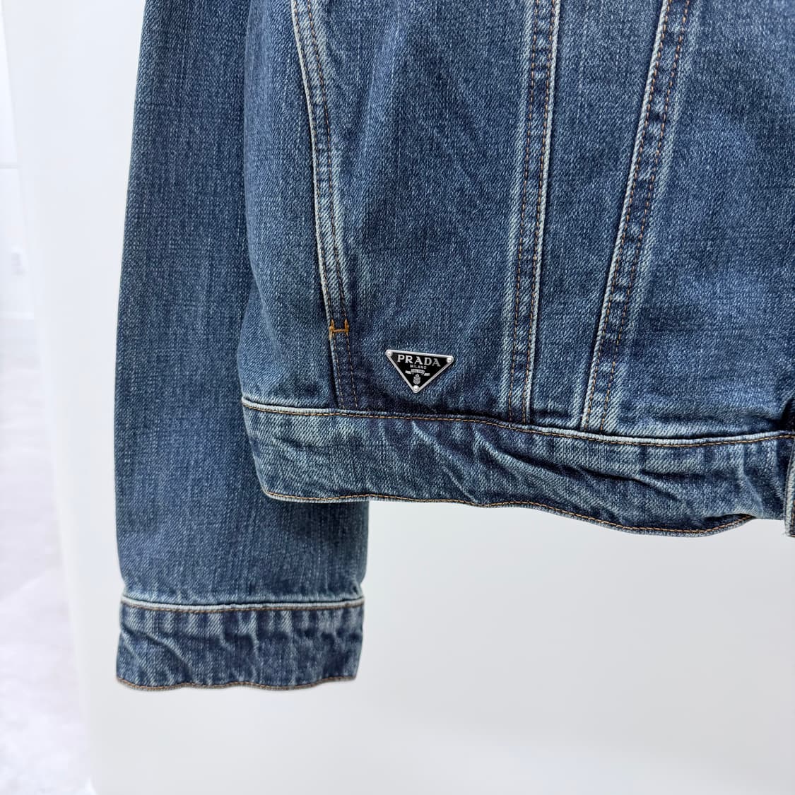 [S+급/L] 프라다 삼각로고 데님 블루종 청자켓 상품이미지2