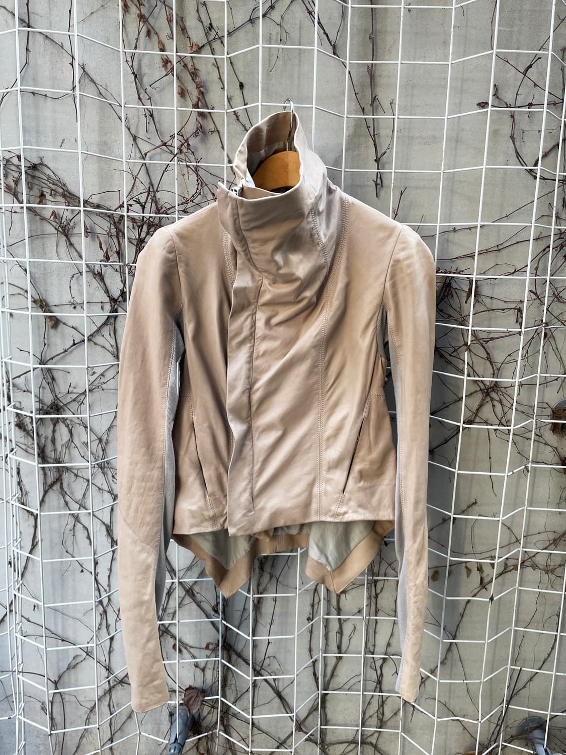 릭 오웬스 코튼 자켓 드레이프 카라 언밸런스 지퍼 디테일 슬림핏 베이지 상품이미지1