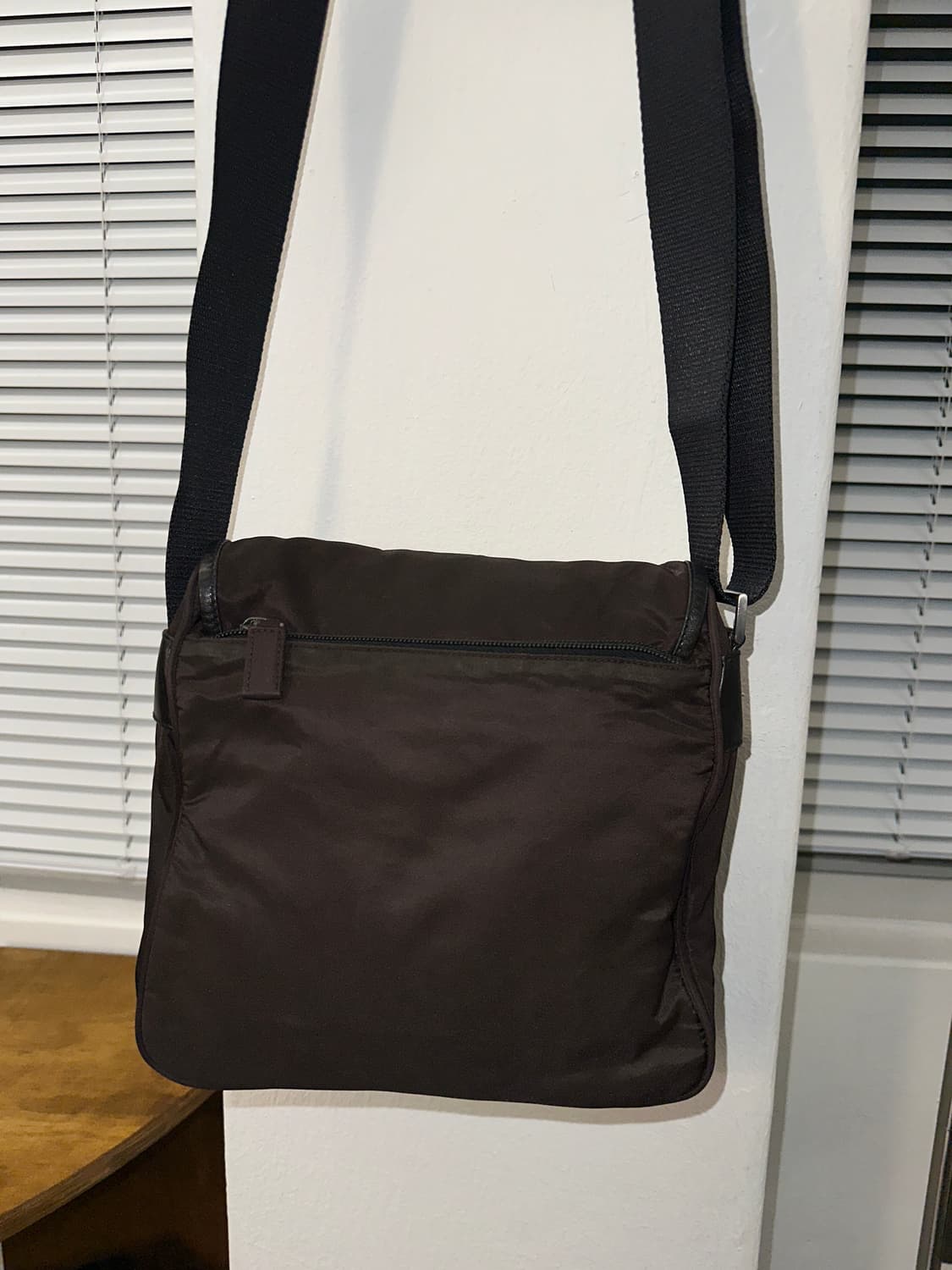 프라다 삼각로고 메신저 크로스백 딥브라운  상품이미지8