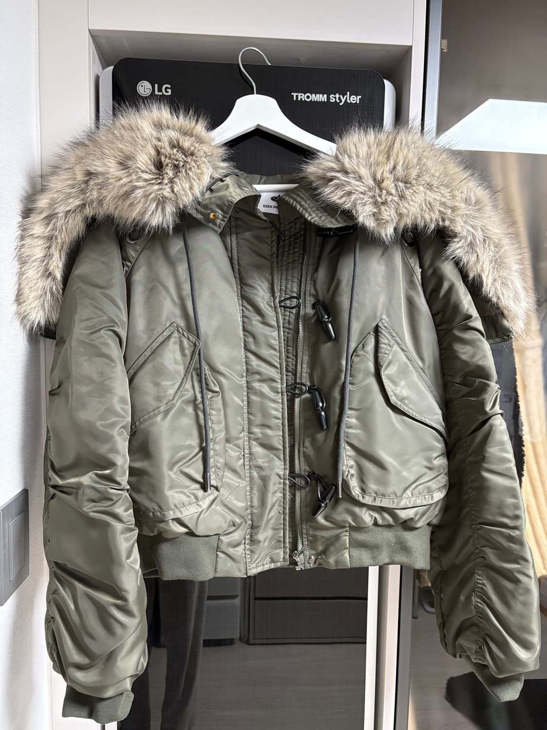 올드런드리 ezek 퍼 봄버 N2B 다운재킷 카키 상품이미지3