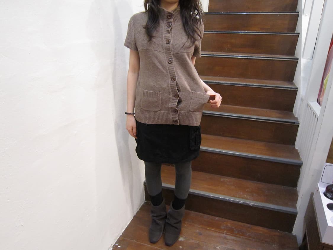 빈티지 반팔 하이넥 니트 버튼업 디테일 슬림핏 베이지 상품이미지3