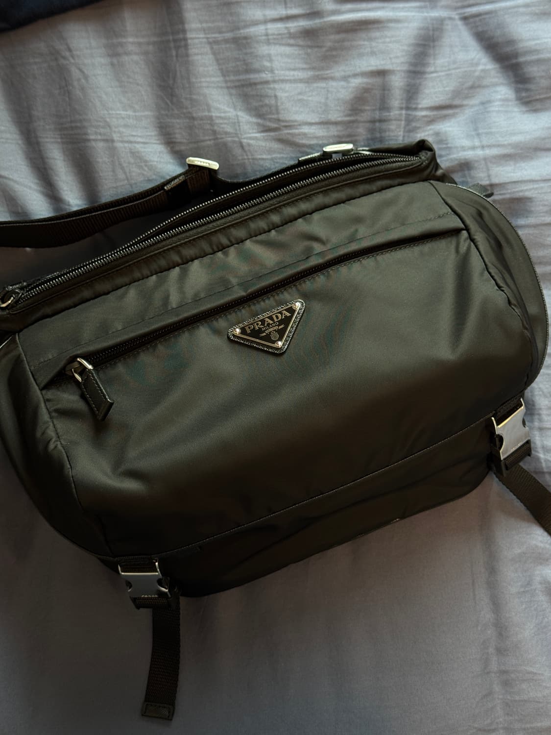 [국내매장판] 프라다 바이커백 미디움 상품이미지2