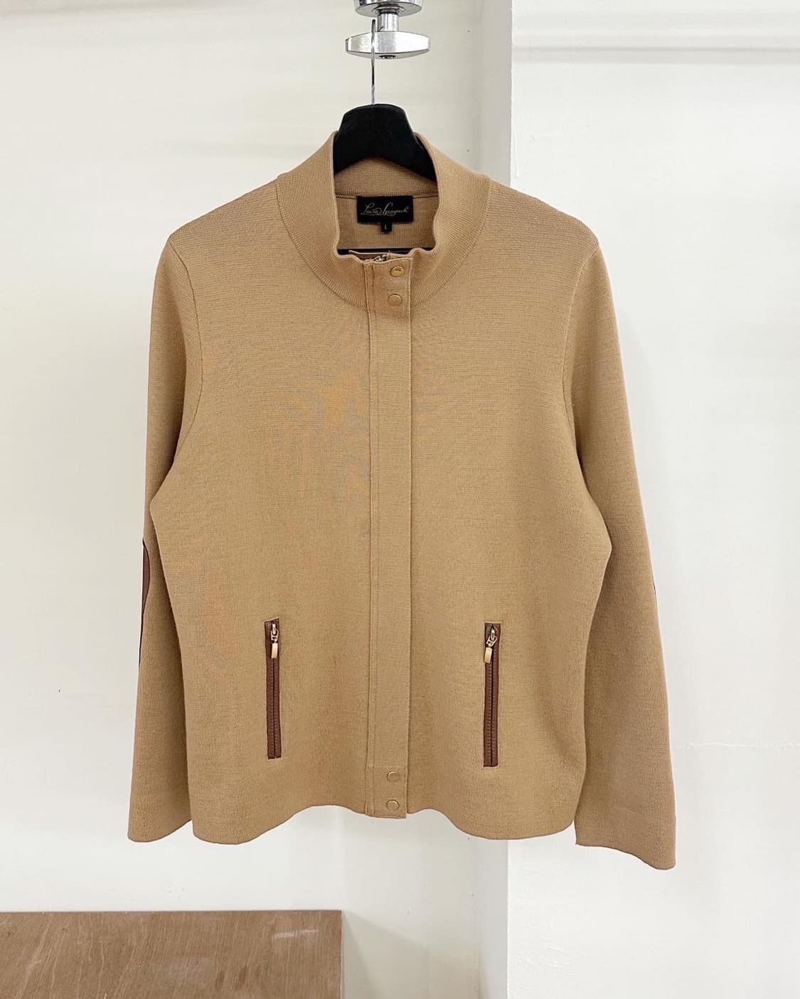 루이사 스파크놀리 베이지 골드버튼 집업 상품이미지1