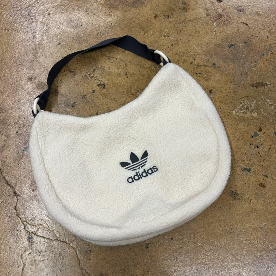 아디다스 화이트 뽀글이 플리스 숄더백 상품이미지1