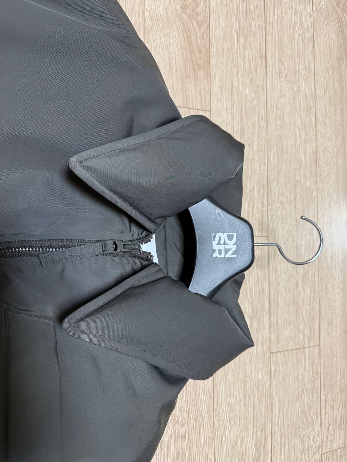 Dnsr 플라이트 크롭 덕다운 패딩 점퍼 카키 상품이미지4