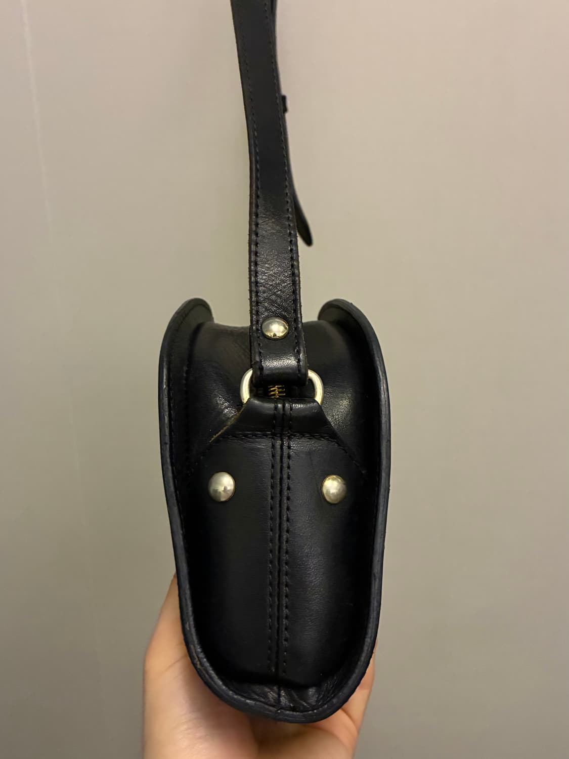 APC 아페쎄 하프문 레더 가죽 크로스백 가방 블랙 상품이미지7