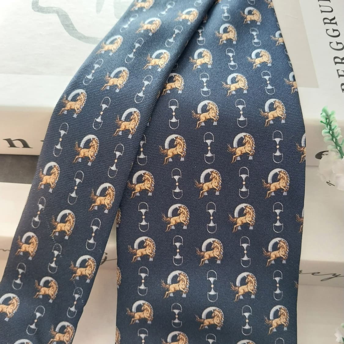아이그너 실크 네이비 말발굽 패턴 넥타이 8cm A+등급 K1303
 상품이미지3