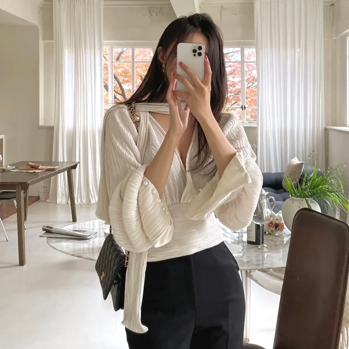 러브썸원 플리츠 스카프 랩 블라우스 - 아이보리 (하객룩·연말룩 추천) 상품이미지2