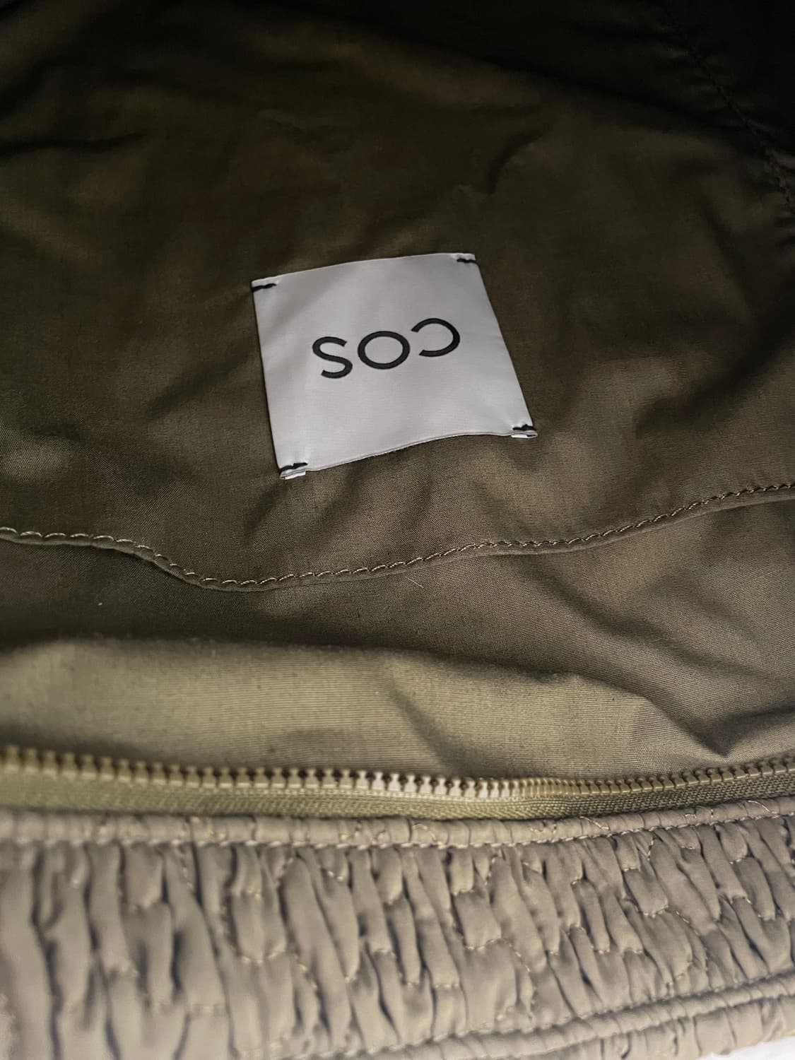 cos 정품 스모크드 오버사이즈 쇼퍼백 숄더백 클러치 가능 주름 퀼팅 상품이미지7