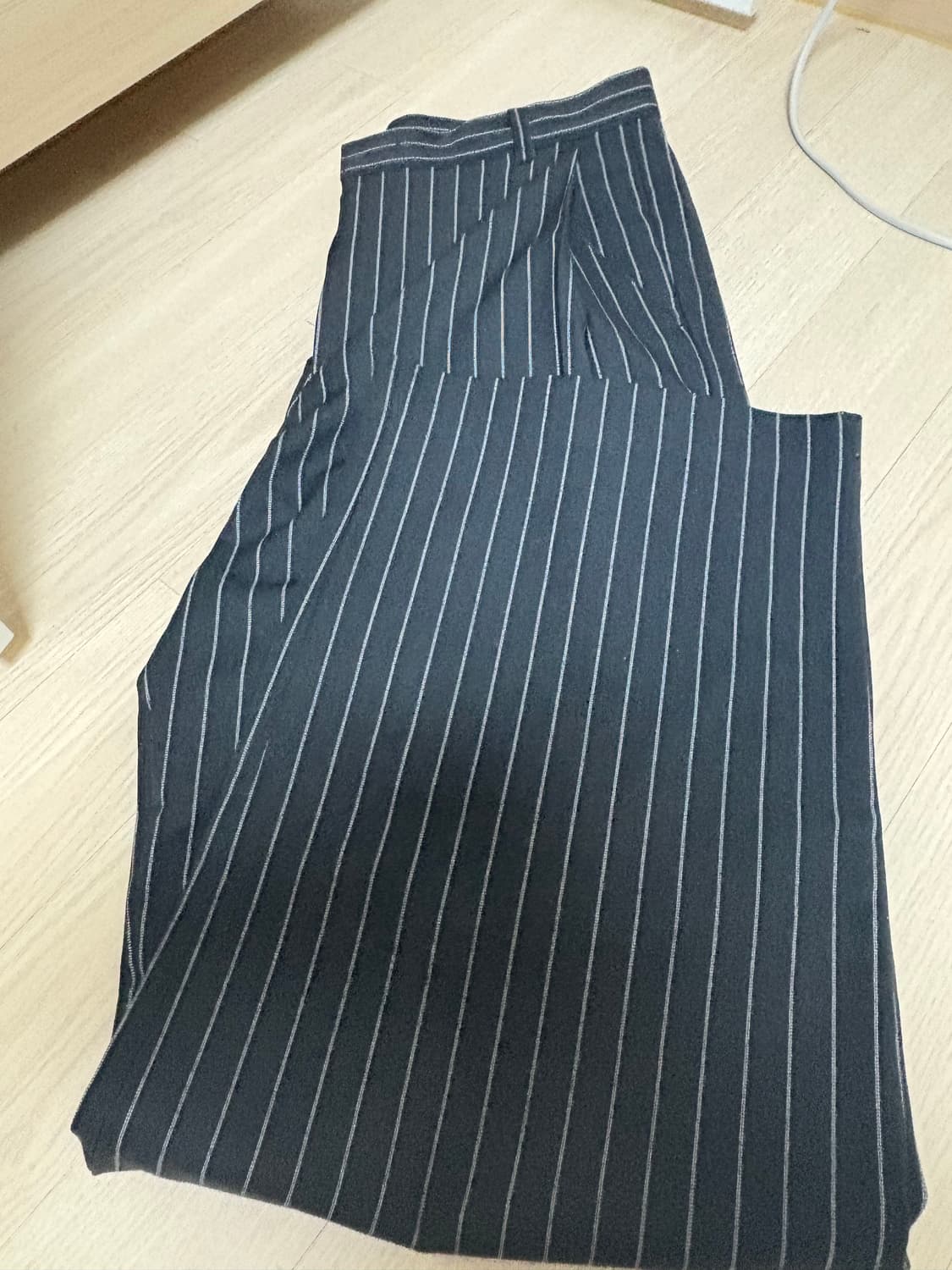 시그니처 사이드 딥 원턱 슬랙스 블랙스트라이프 상품이미지2