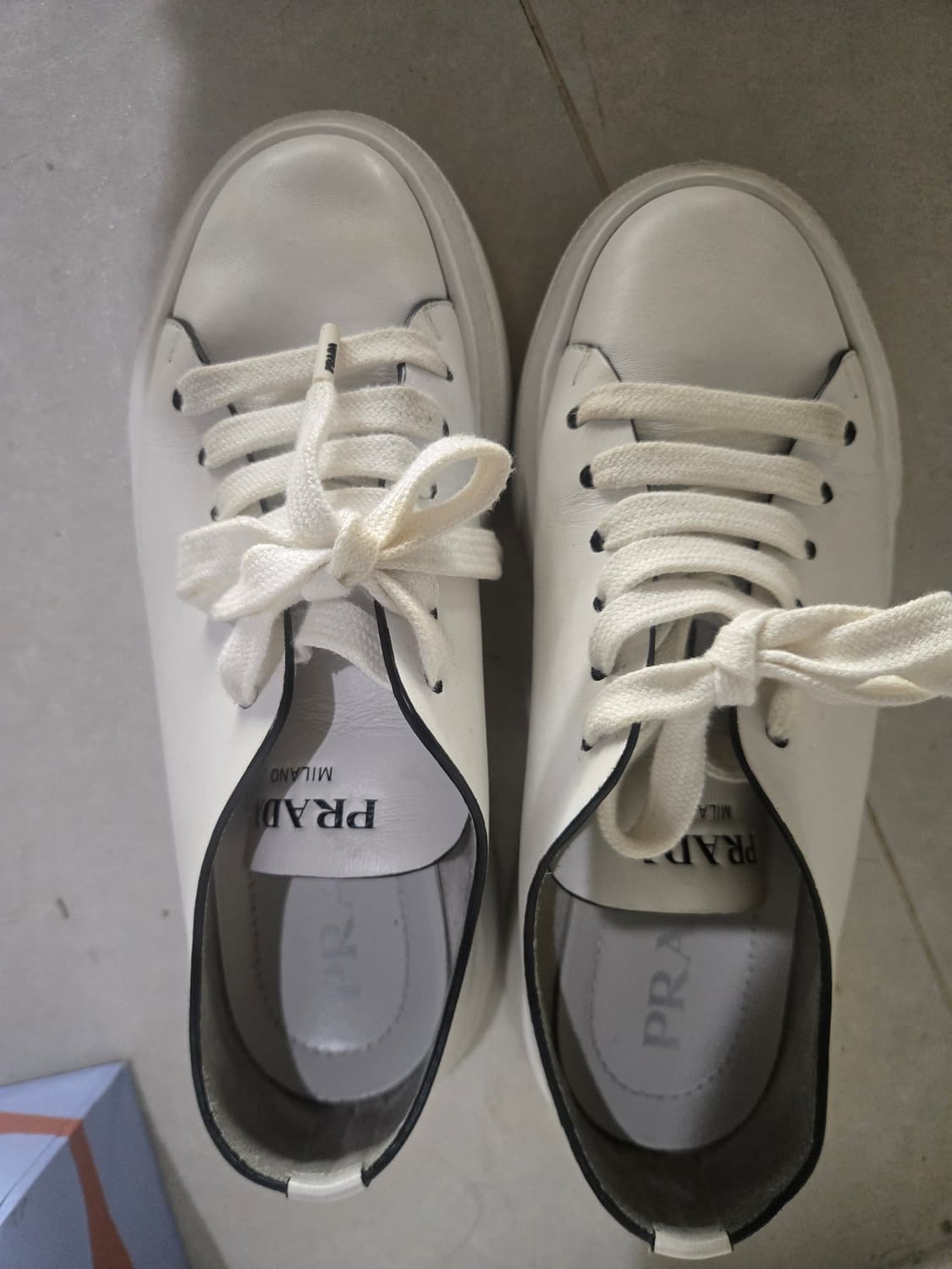프라다 화이트 레더 스니커즈 1e440L 235-240mm 상품이미지1