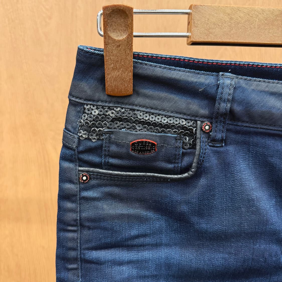 게스 데님 미니 스커트 스팽글 포켓 로고 장식 디테일 H라인 진청 상품이미지6