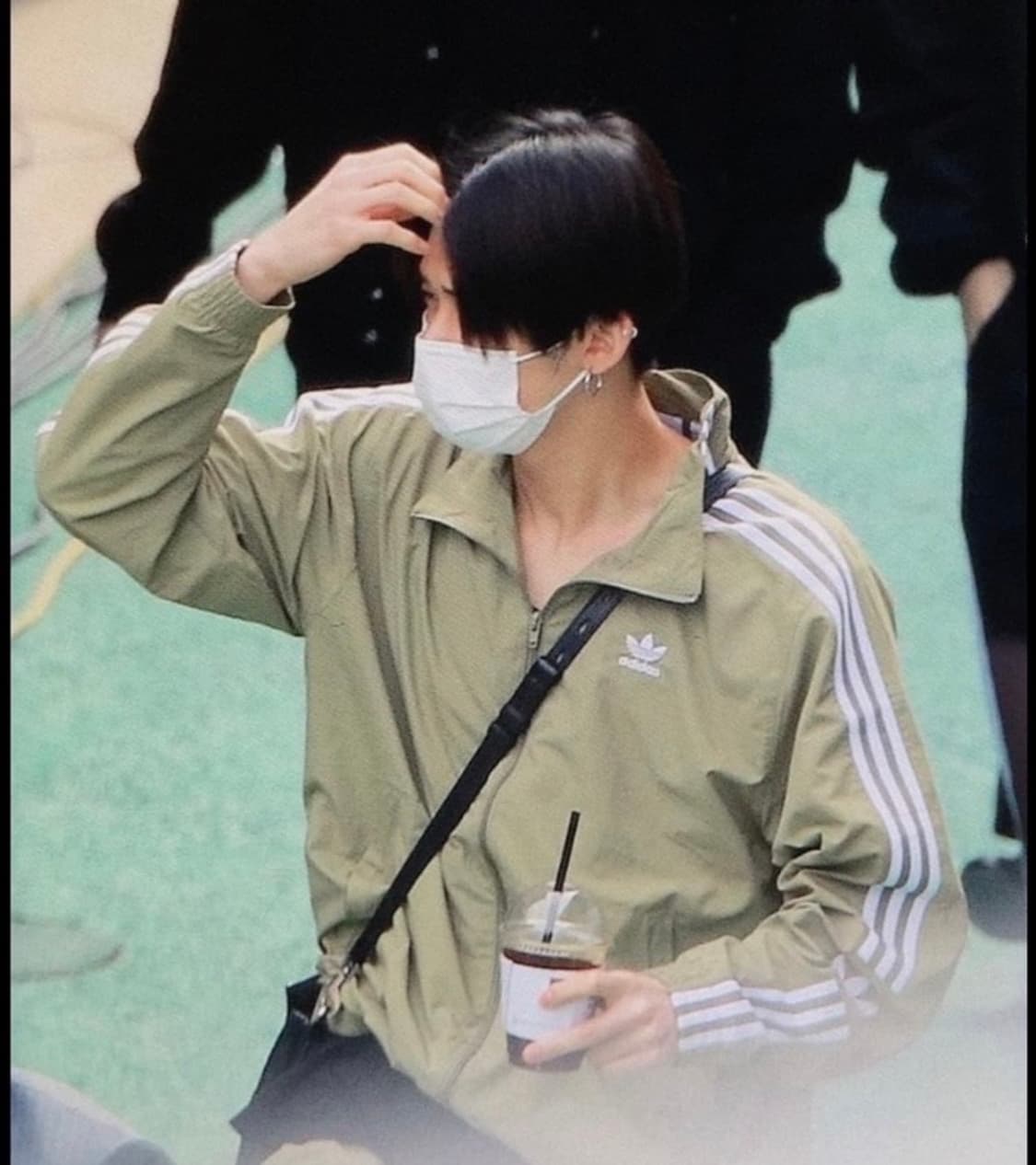 아디다스 투바투 연준 착용 트랙탑 자켓 카키 올리브 상품이미지1