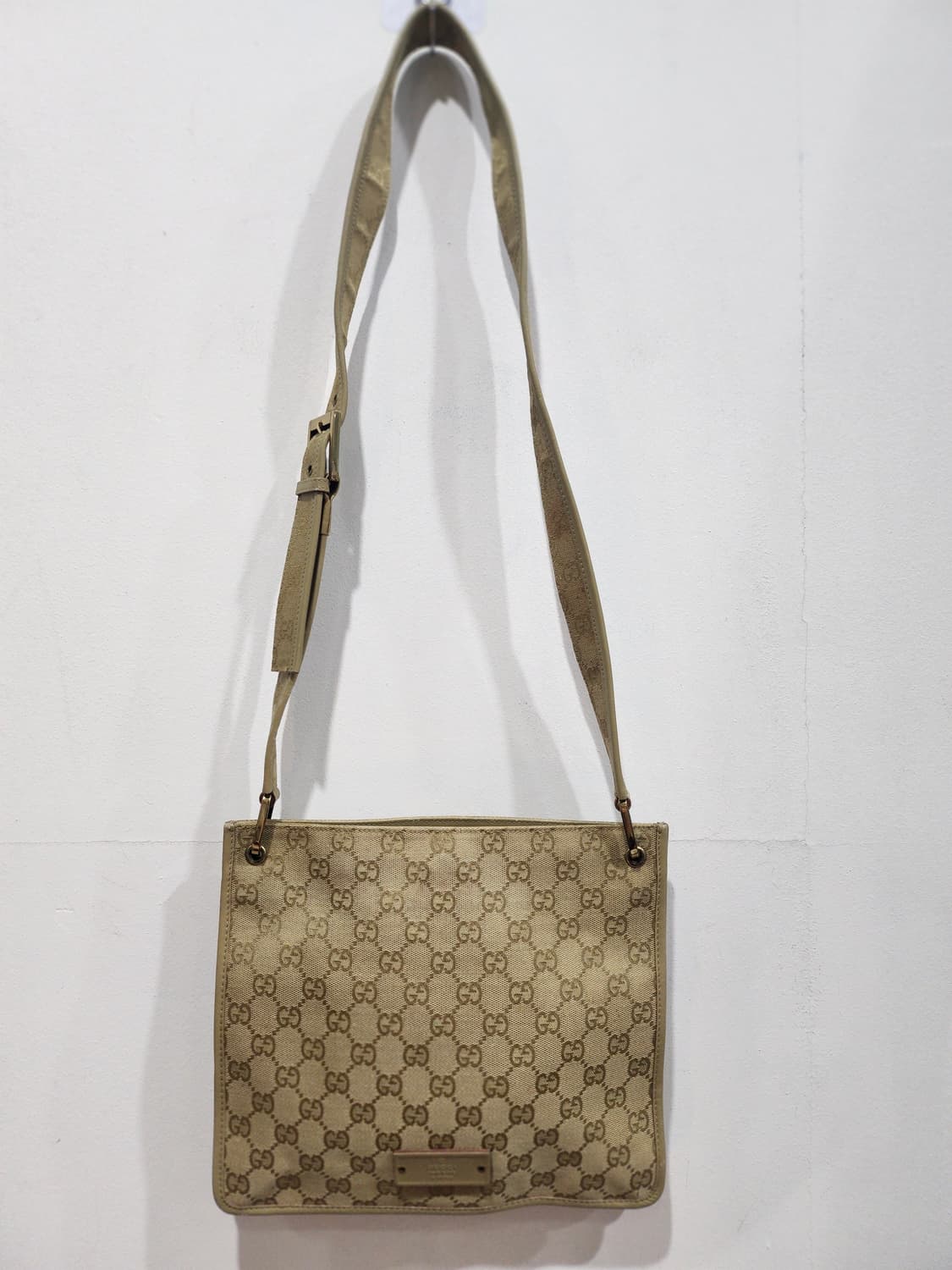 구찌 GG 패턴 크로스백 정품 상품이미지1