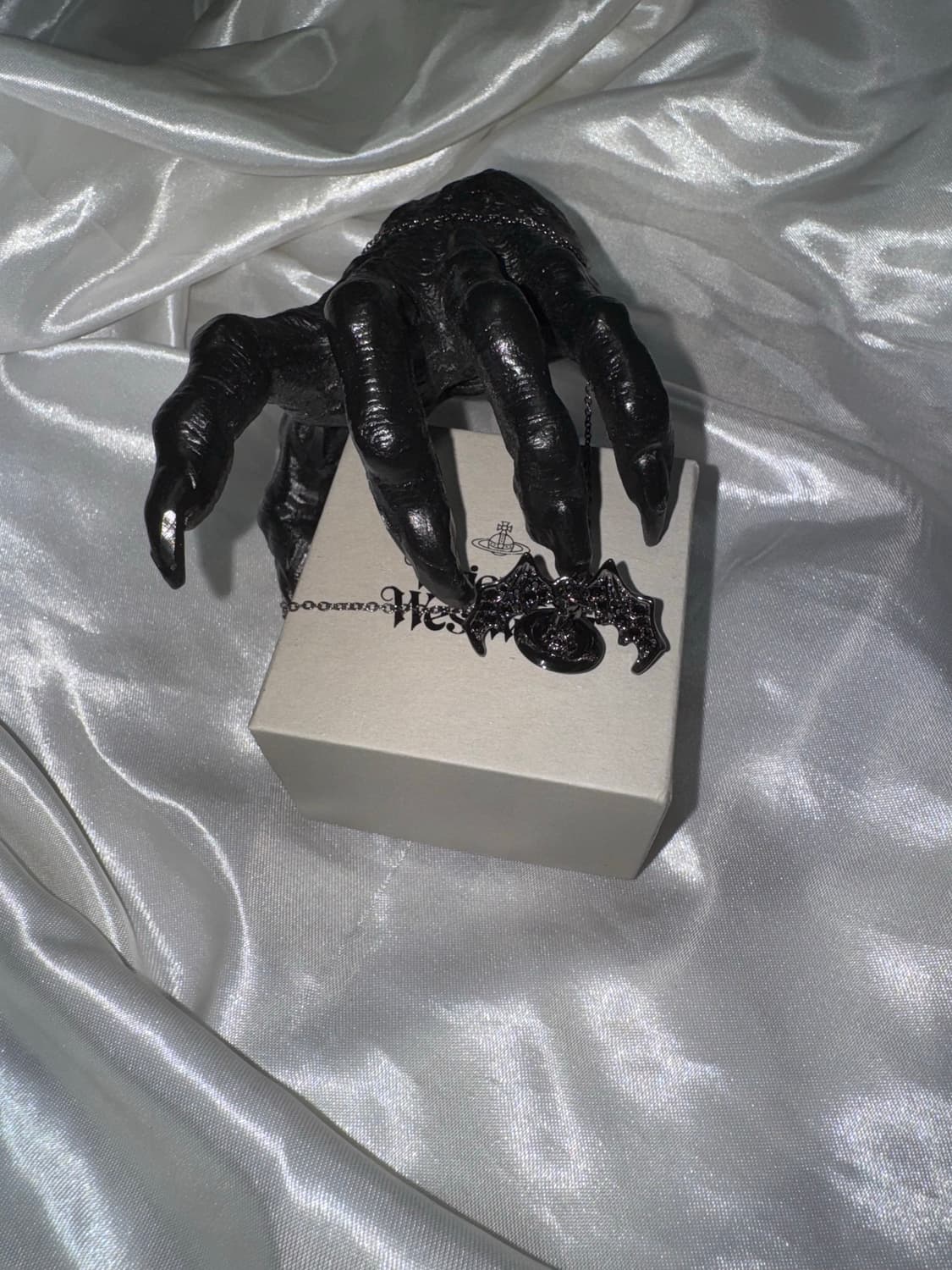 Vivienne westwood batwing orb necklace  상품이미지3