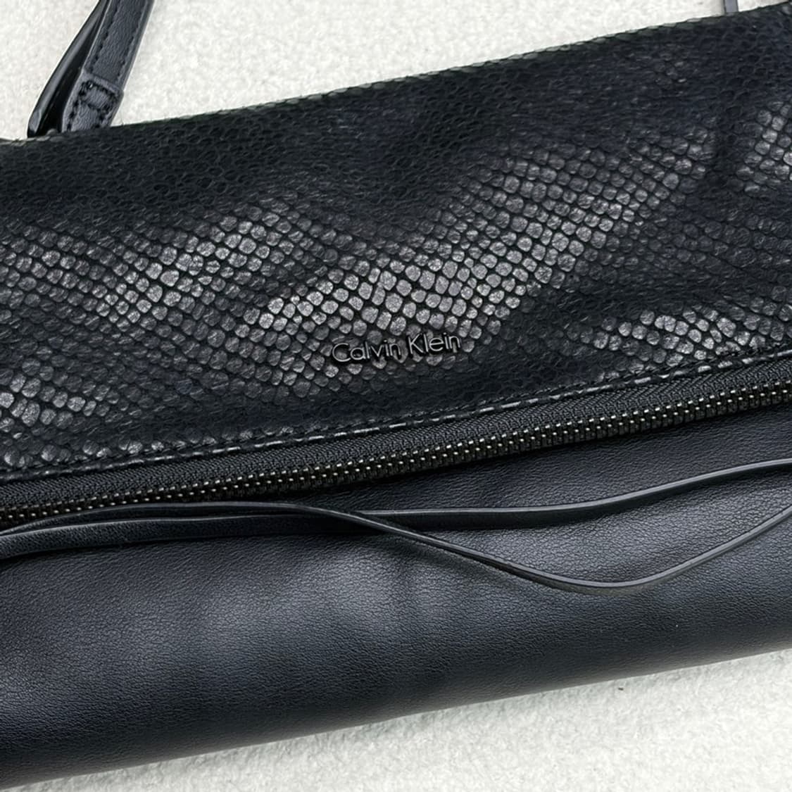CALVIN KLEIN 뱀피 패턴 클러치 앤 크로스백 상품이미지3