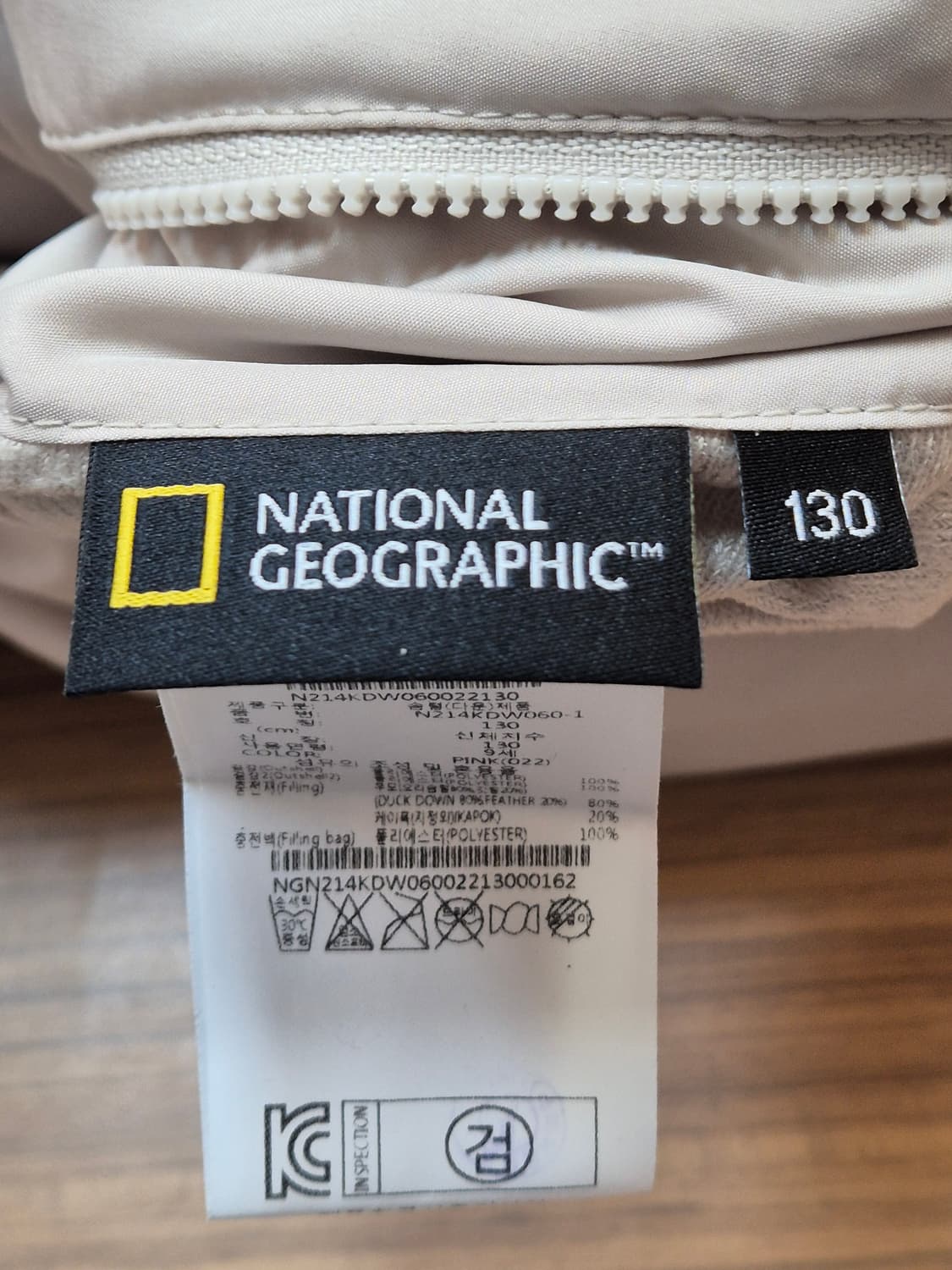 내셔널지오그래픽 키즈 핑크색상 퍼 후드집업입니다. 사이즈는 130이고,  상품이미지5