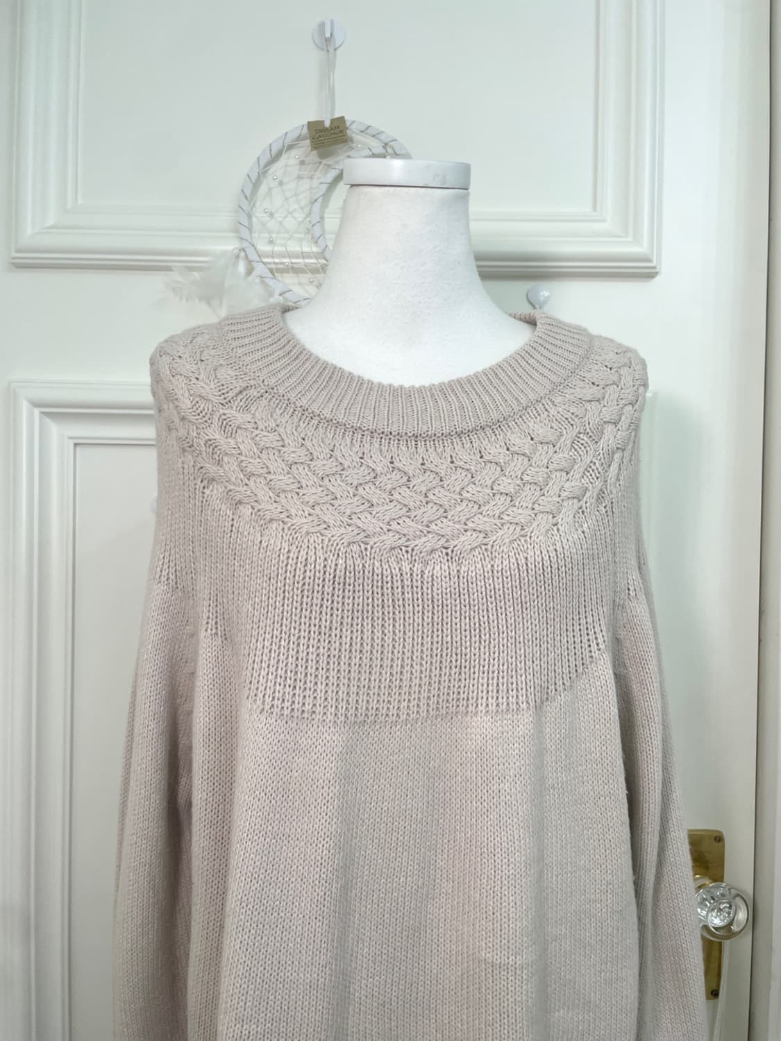 ivory shoulder twist reglan over sweater 상품이미지5