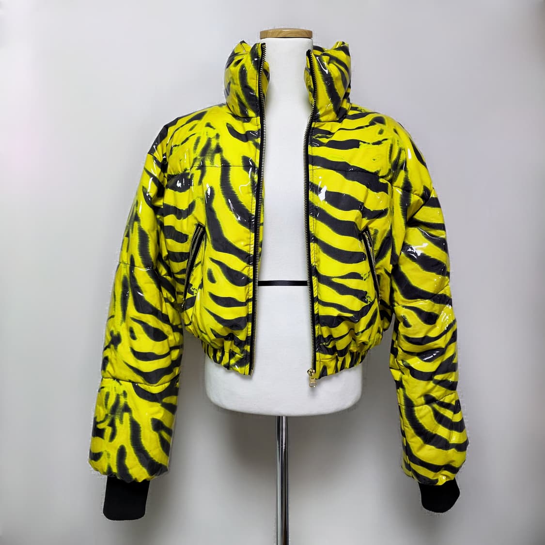 새상품 영국브랜드🇬🇧 네온옐로우 메탈릭 크롭 패딩 상품이미지5