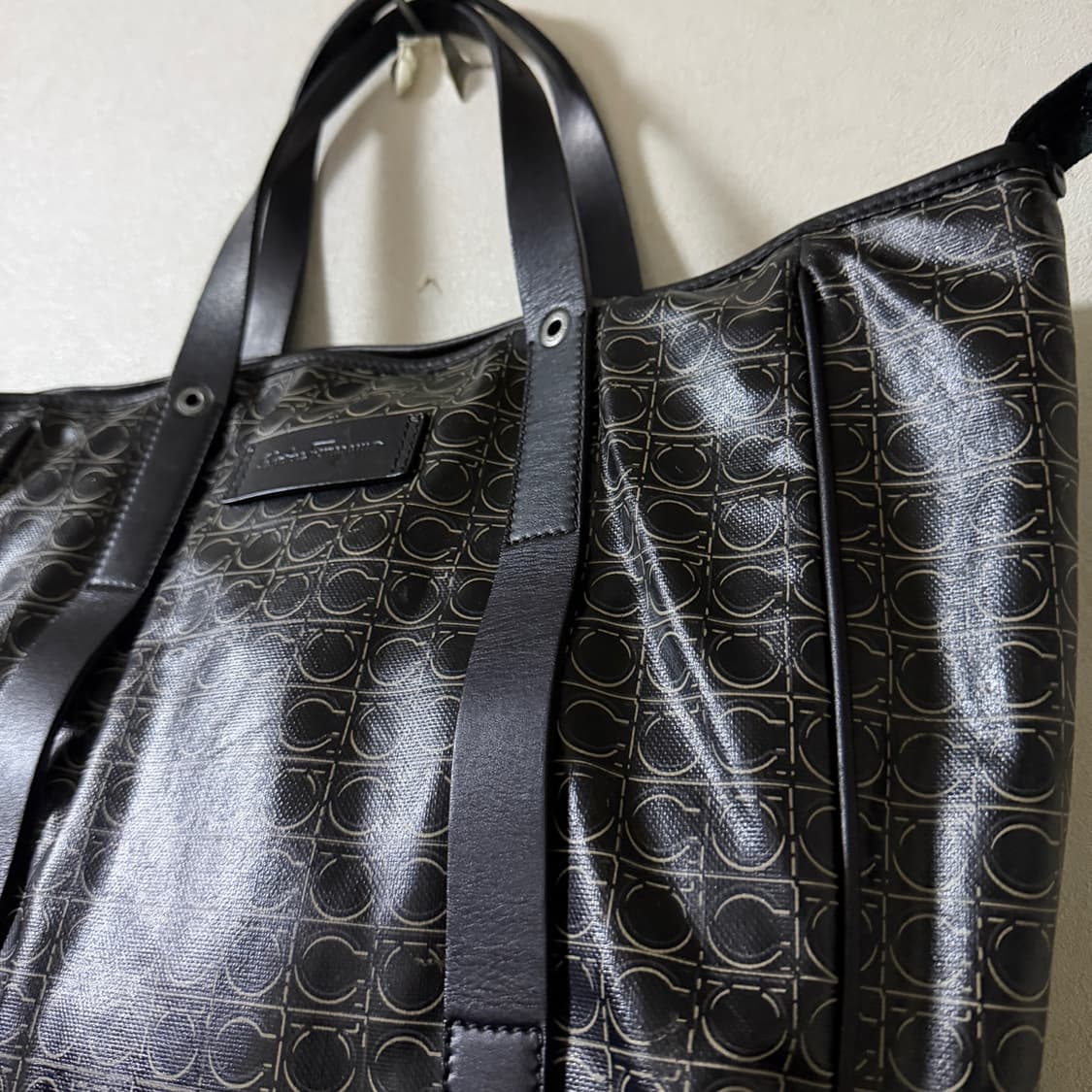 살바토레 페라가모 간치니 패턴 PVC 남성 토트백 상품이미지2