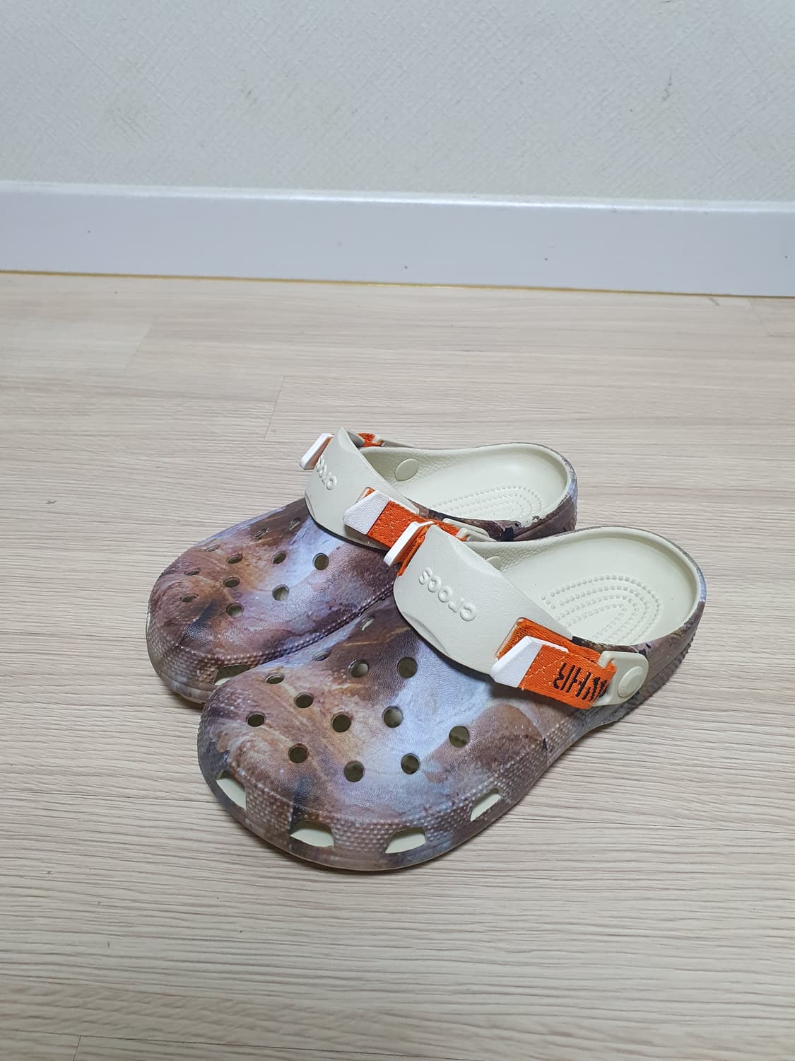 크록스 x WHR 클래식 클로그 슬리퍼 240 상품이미지4