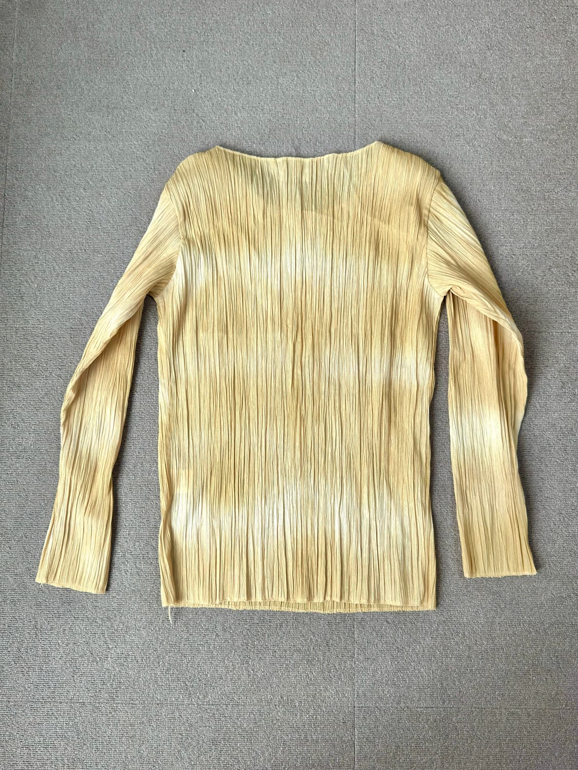 내추럴한 무드, 버석한 질감의 옐로우 플리츠 긴팔 티셔츠 상품이미지5