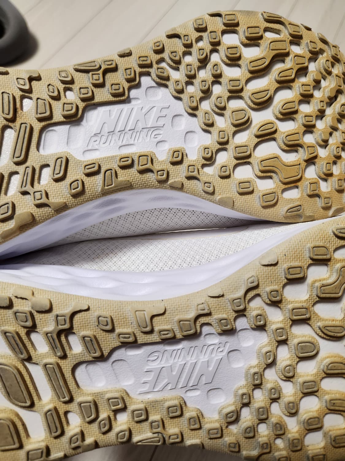 나이키 레볼루션 6 넥스트 네이처 사이즈265 DC3728-102

 상품이미지9