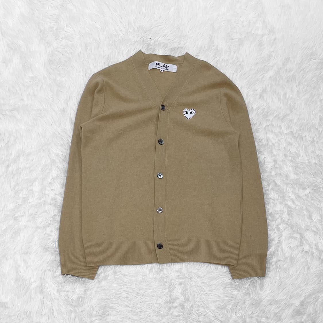 꼼데가르송 화이트 하트 와펜 브이넥 가디건 베이지 상품이미지2