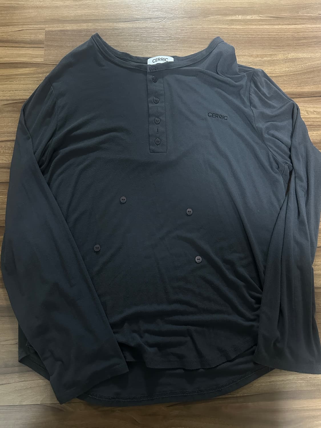 세릭 버튼 헨리넥 탑 차콜 Button Henley Neck Top 상품이미지4