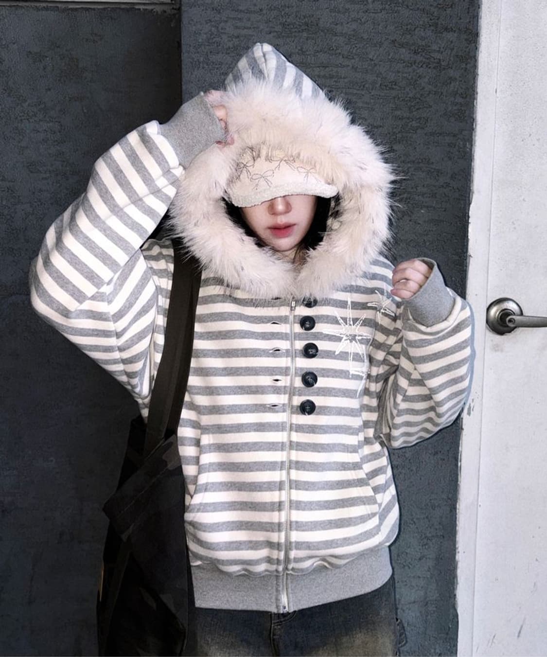 언타이틀서울 스트라이프 퍼 후드집업 더콜디스트모먼트 애즈온 상품이미지3