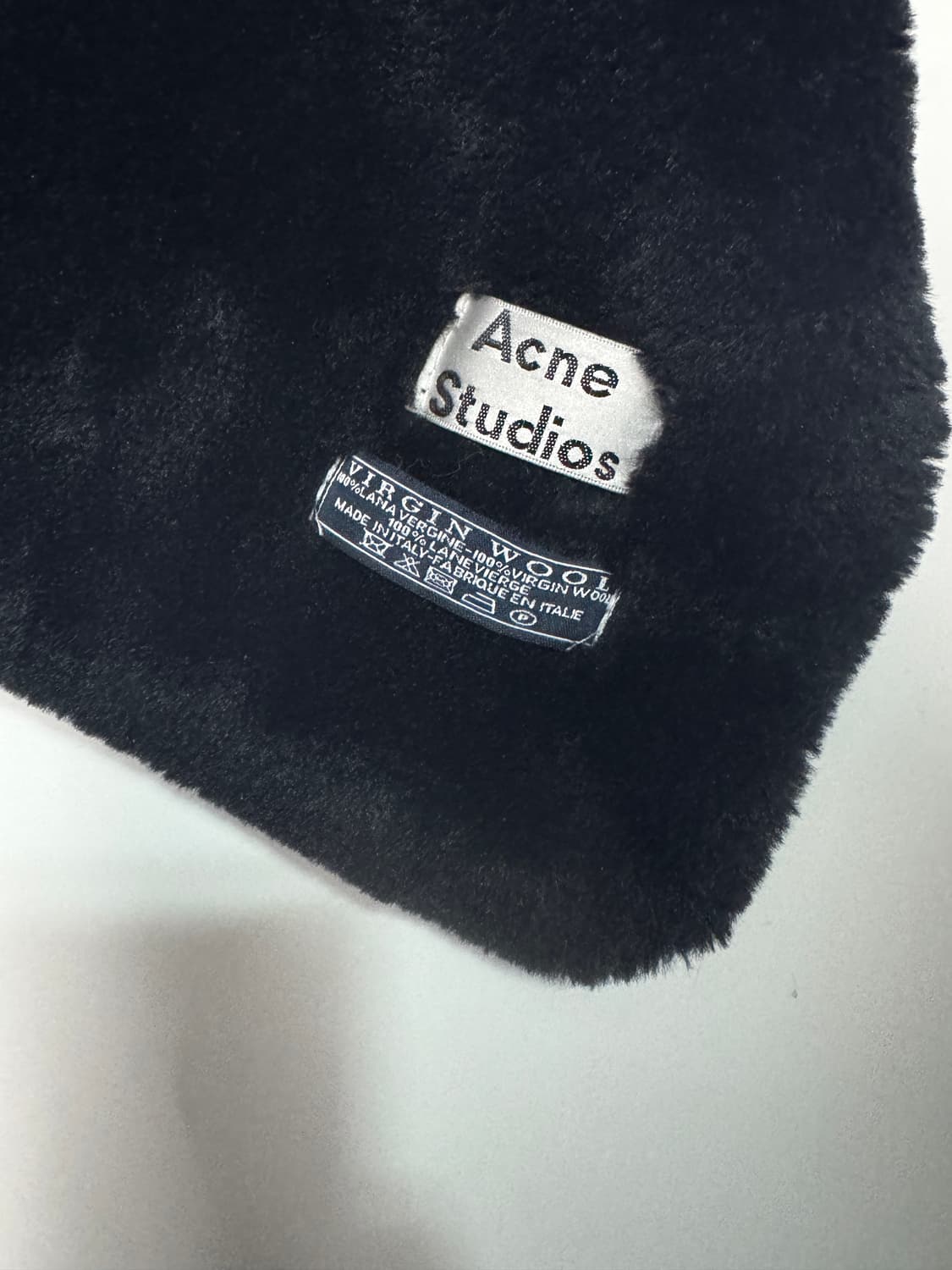 정품 아크네스튜디오 구형 라벨 페이크 퍼 머플러 블랙 상품이미지3