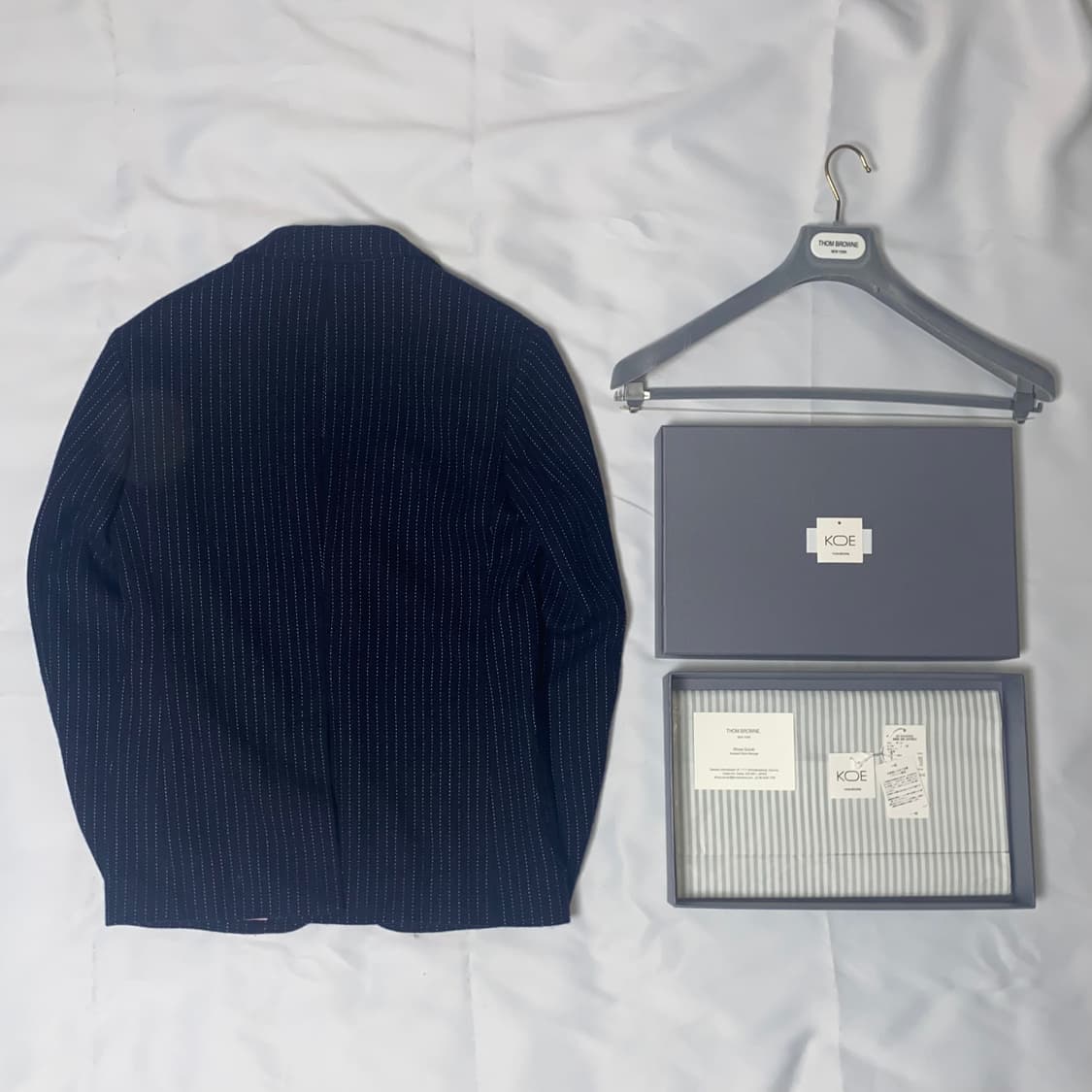 톰브라운 x 코에 금장 오리 패치 스트라이프 자켓 상품이미지3