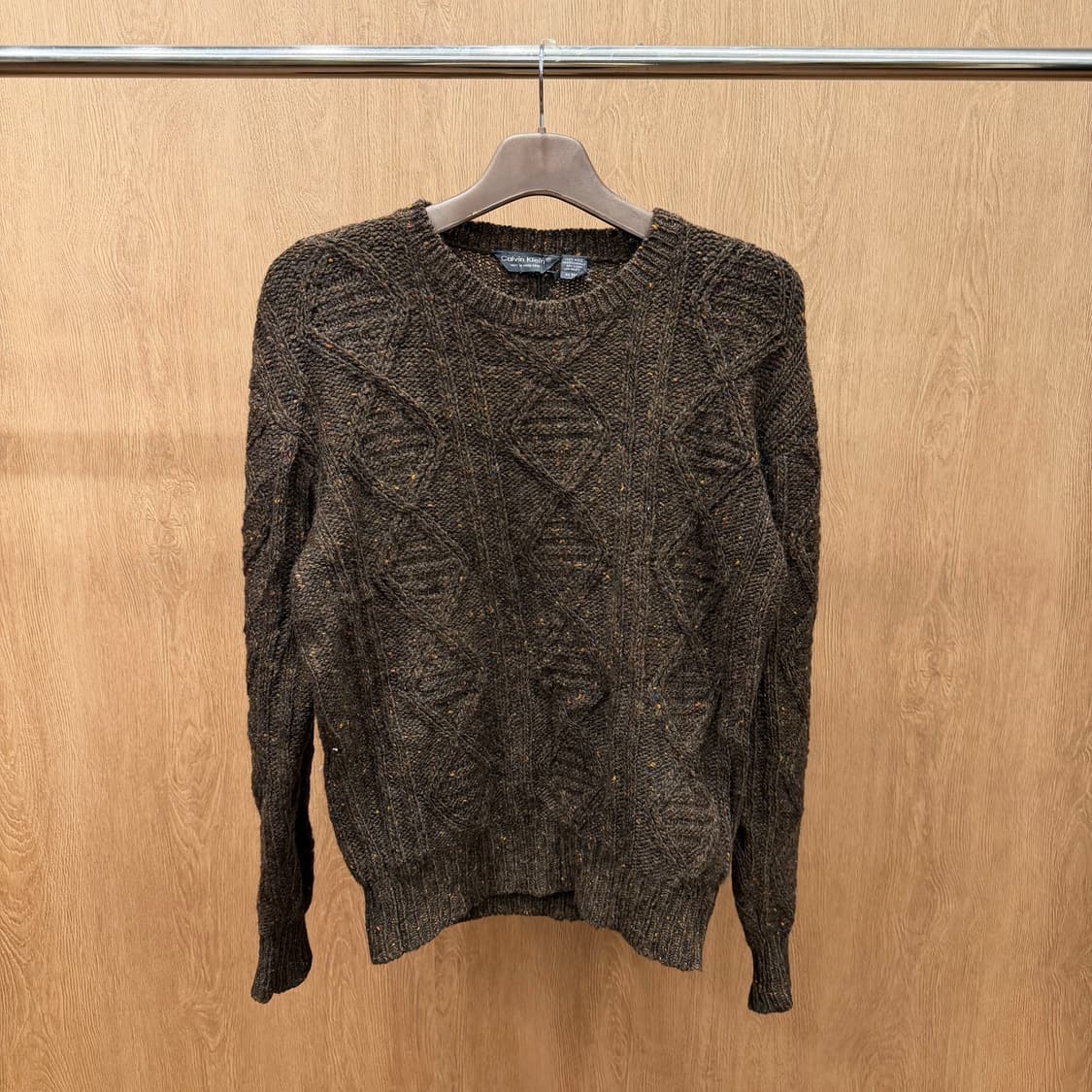 캘빈클라인 라운드넥 긴팔 니트 케이블 패턴 트위드 텍스처 디테일 브라운 상품이미지2