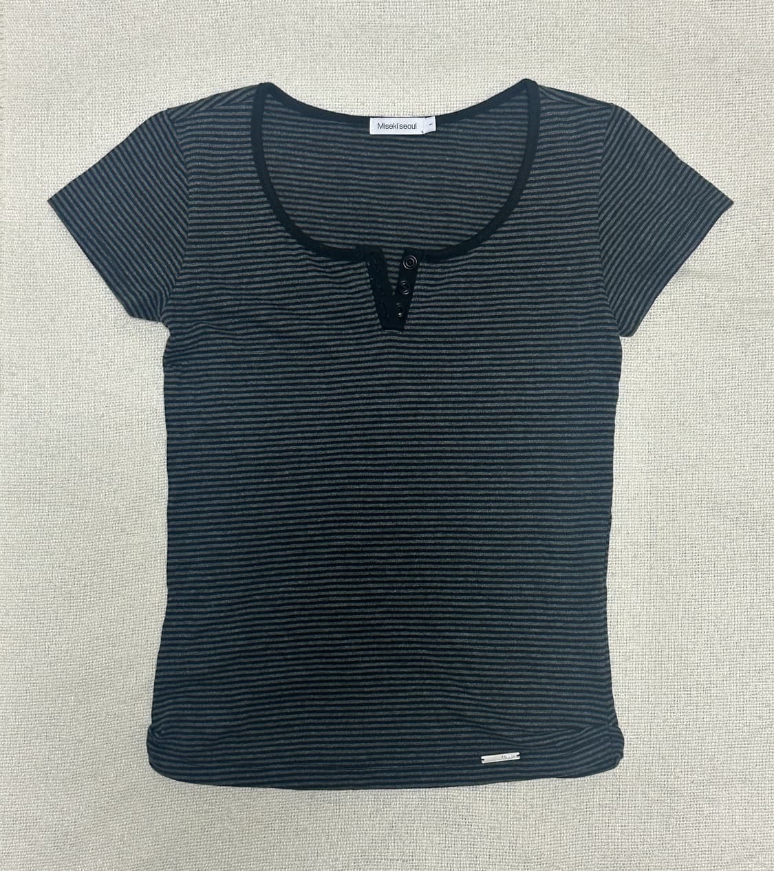 미세키서울 스트라이프 헨리넥 숏슬리브 티셔츠 차콜 상품이미지2
