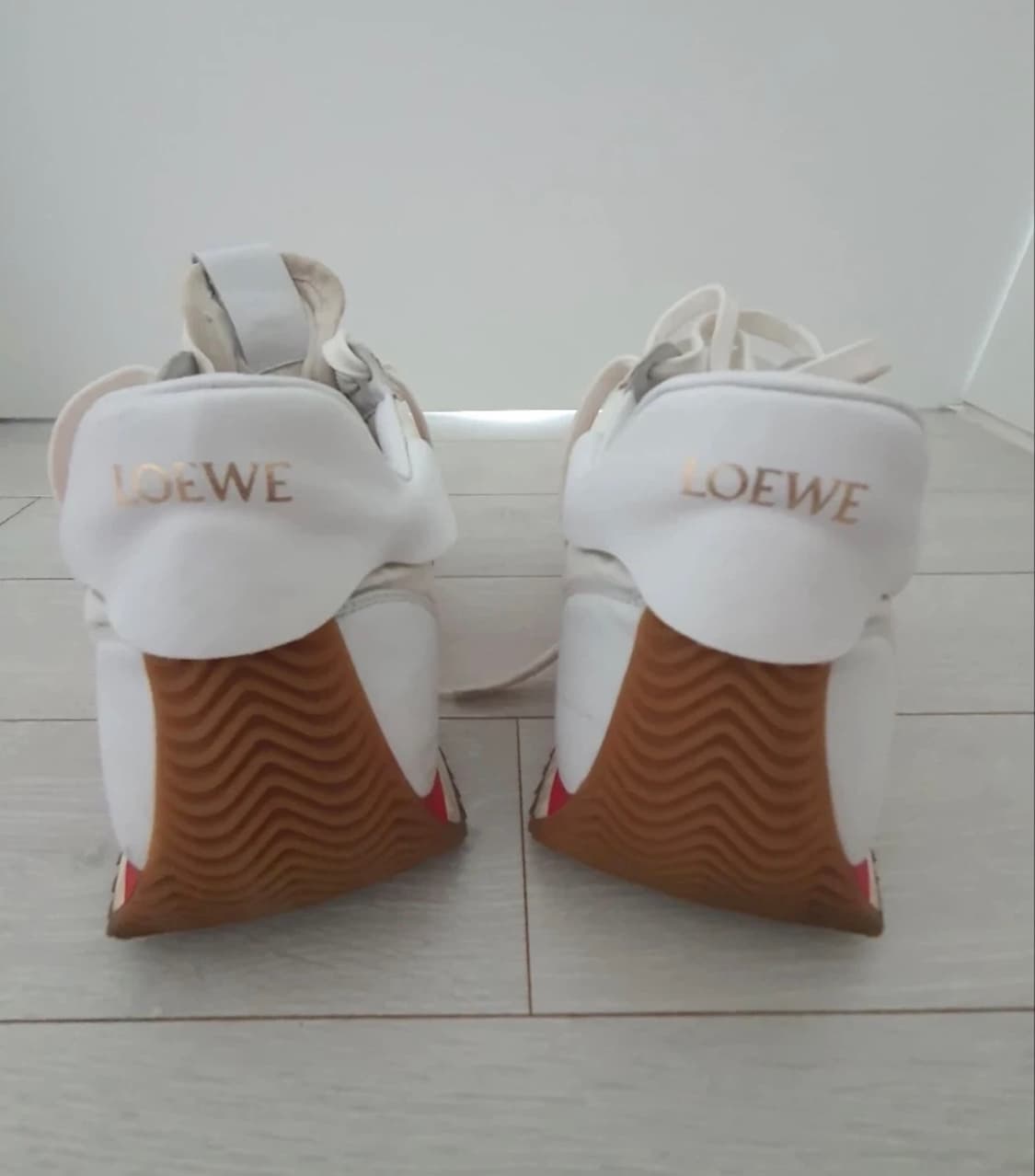 로에베(LOEWE) 플로우 러너 화이트/레드 45사이즈 판매합니다 상품이미지3
