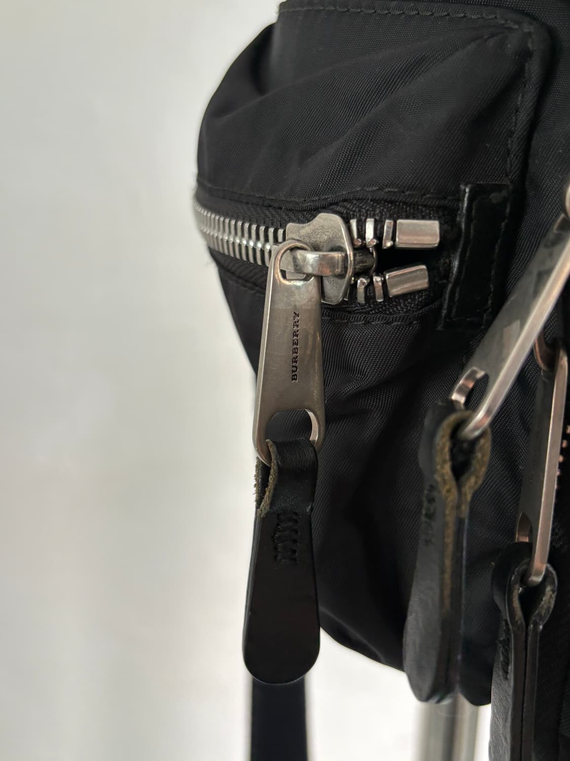 Burberry 버버리 블랙 컬러 미디엄 나일론 백팩 상품이미지4