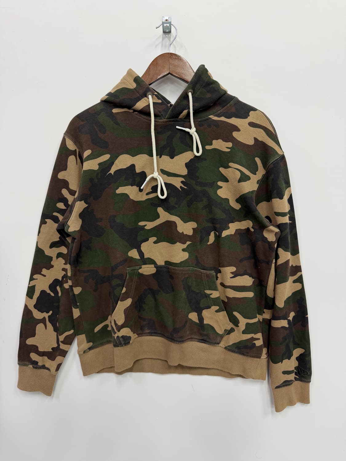 뉴에라 우드랜드카모 후드티 상품이미지1