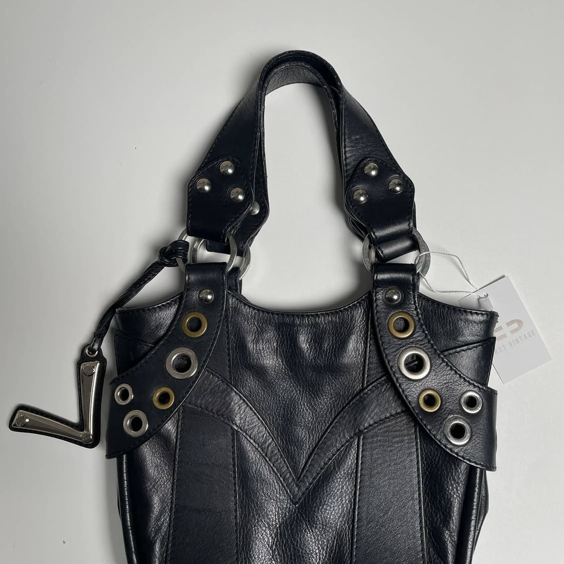 Vivia 아일렛 디테일 레더 백 (italy) 상품이미지2