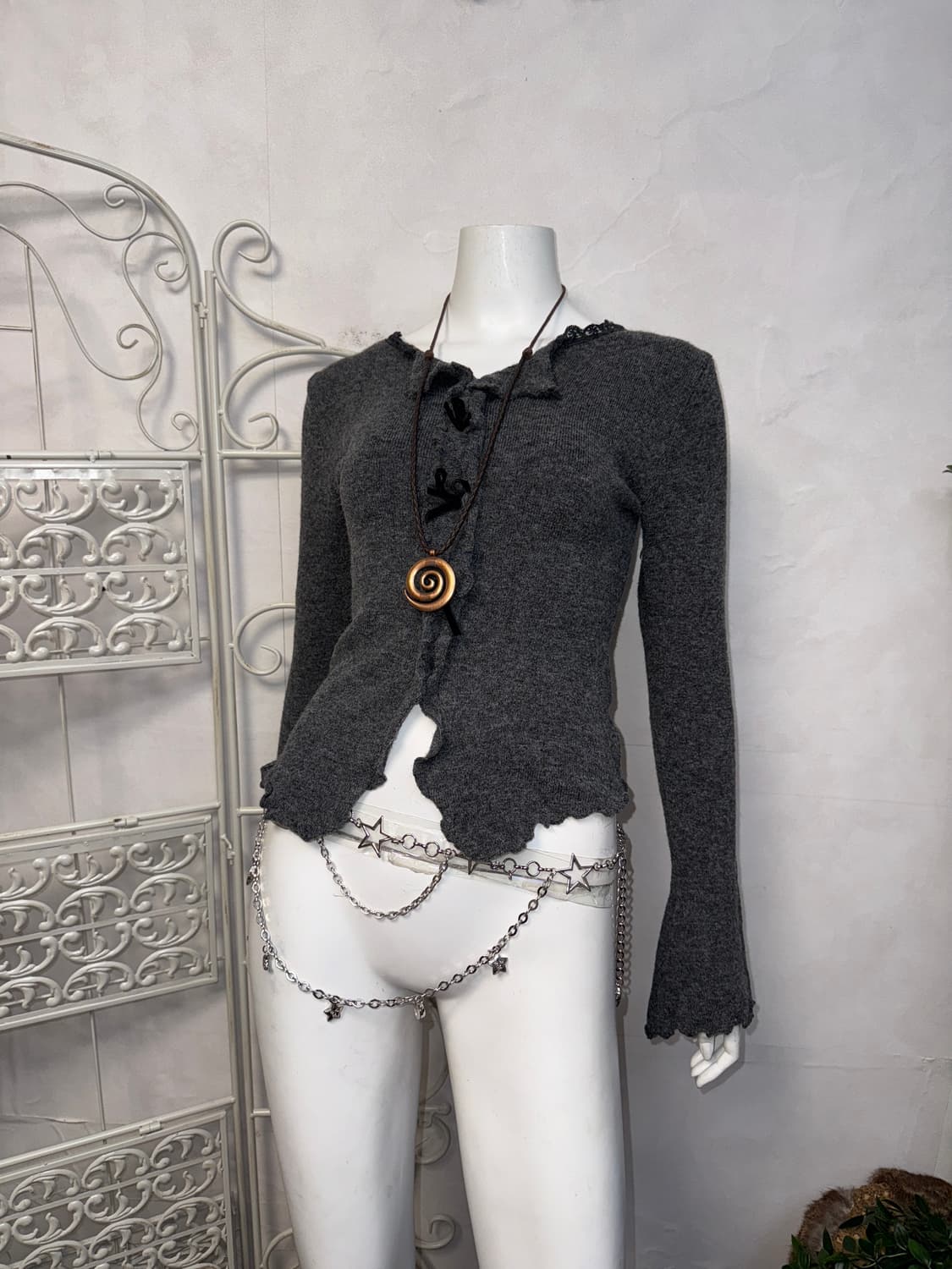 Charcoal ribbon slit crop knit 상품이미지1