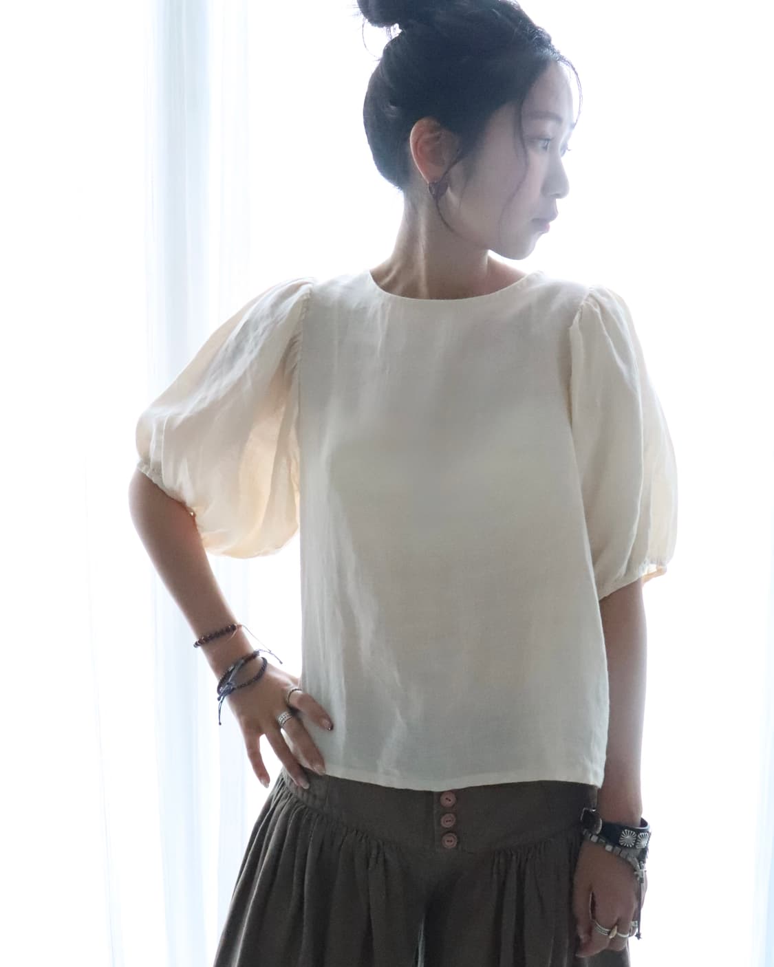 [Crisp] Back Ribbon Puff Linen Blouse 상품이미지6