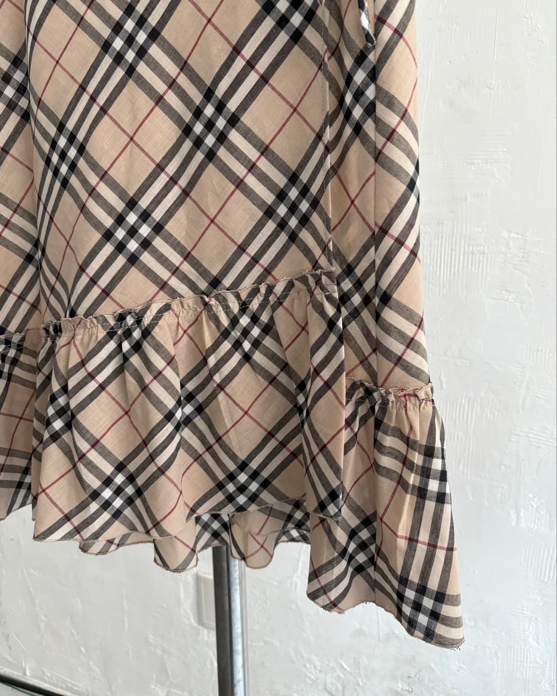 Burberry 버버리 블루라벨 베이지 노바체크 프릴 미디 스커트 상품이미지3