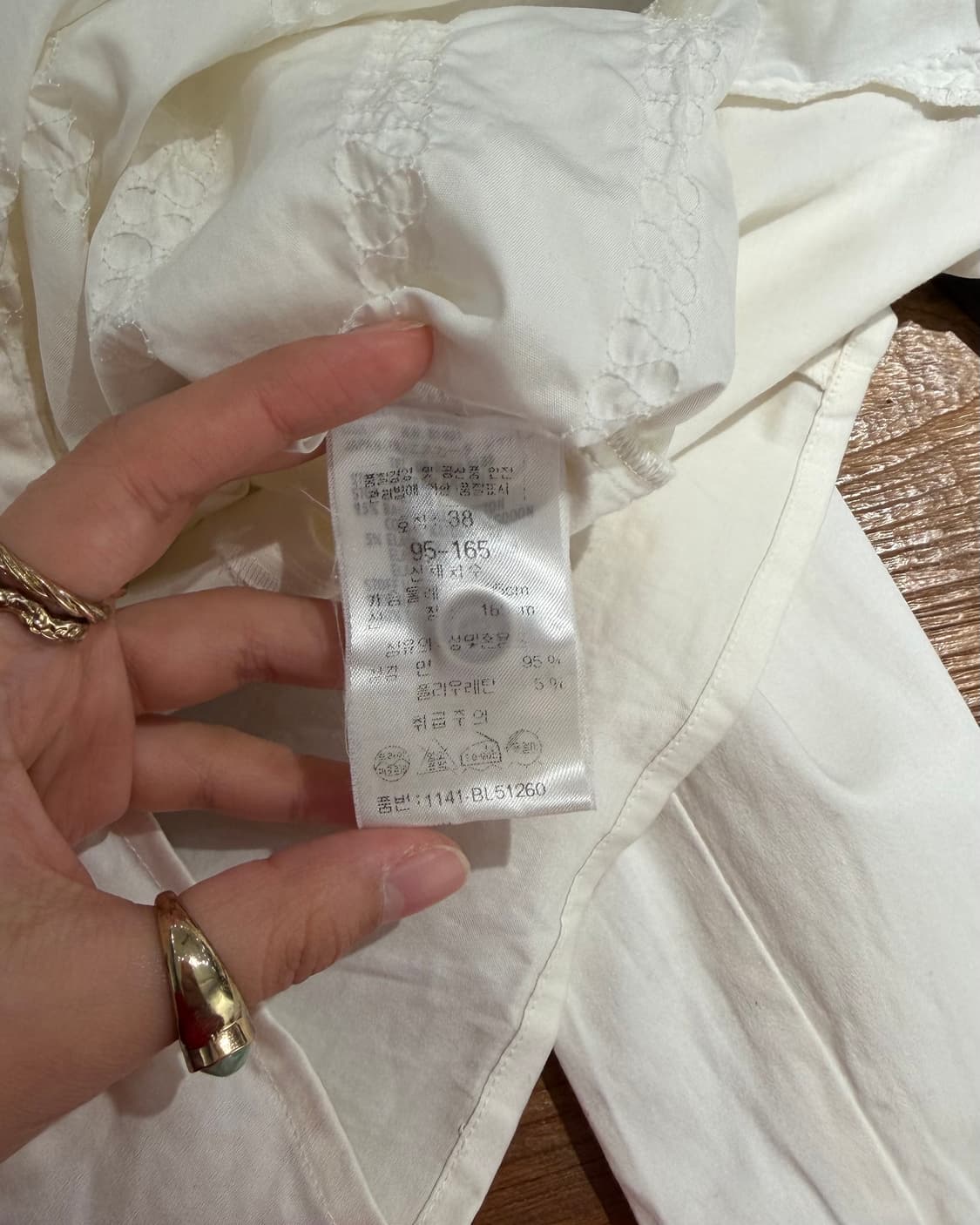 에스카다 화이트 셔링 디테일 블라우스 상품이미지9